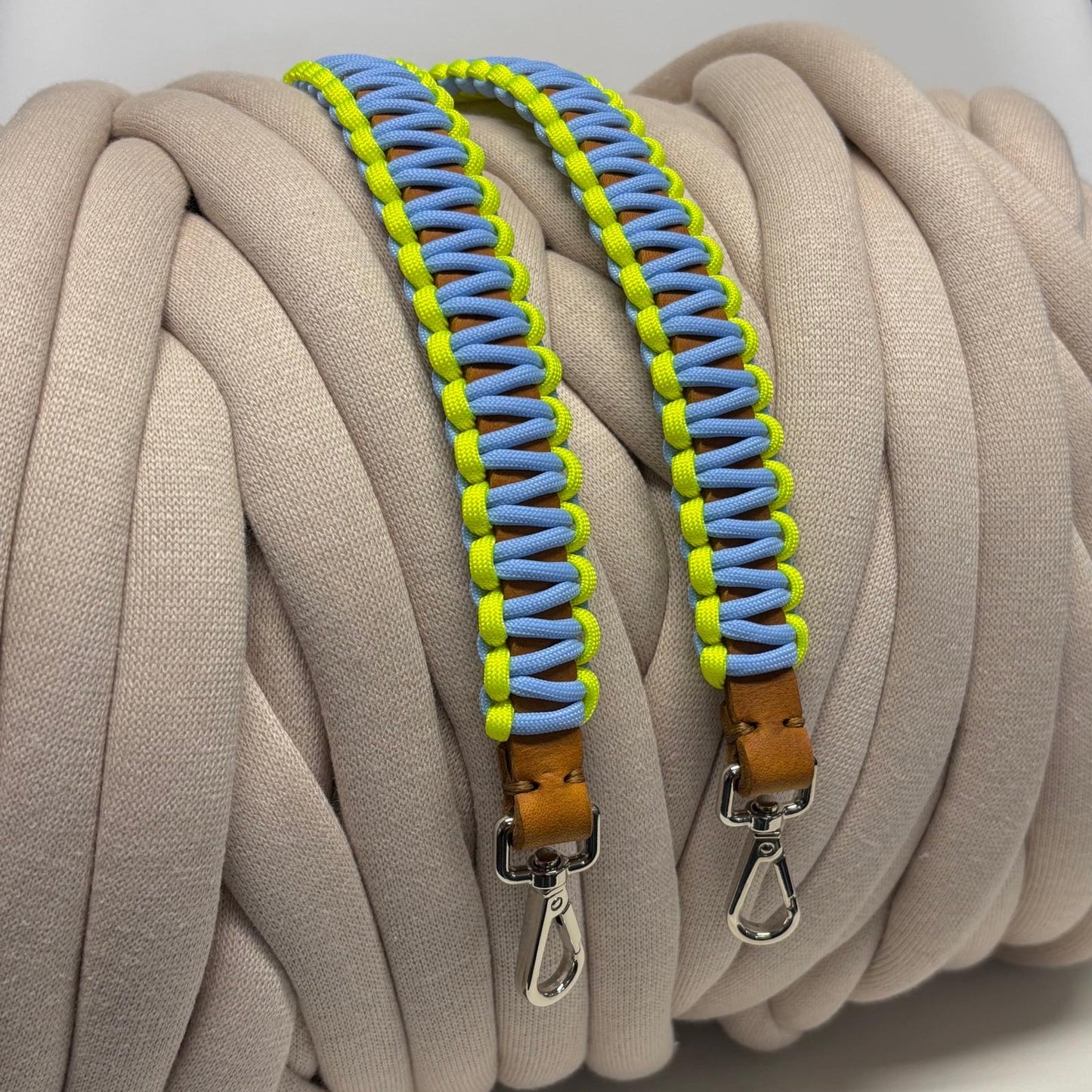 Paracord-Ledergriffe von Louisa & Zoe
