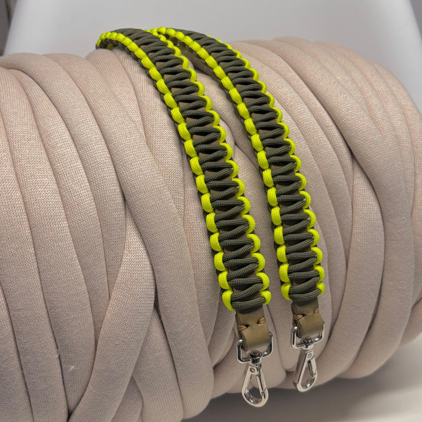 Paracord-Ledergriffe von Louisa & Zoe