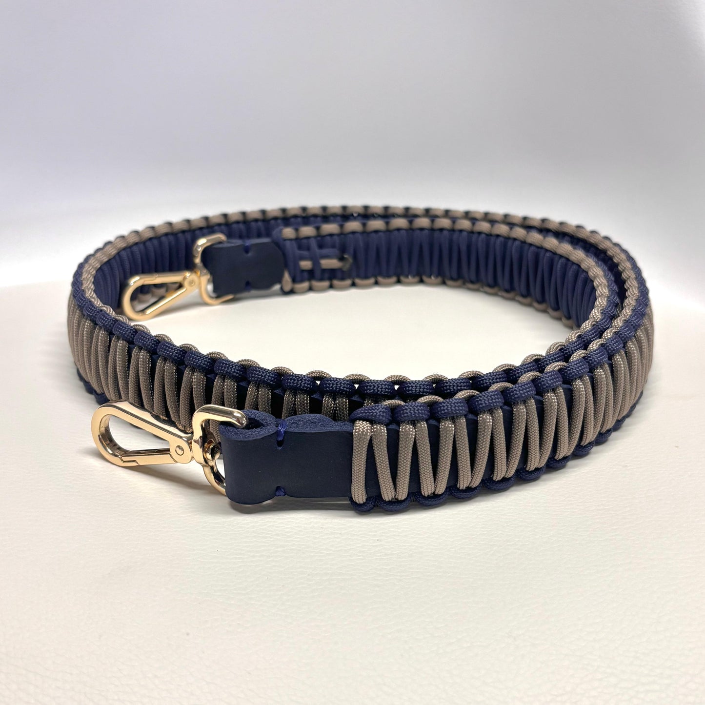 Ledergurt Crossbody mit Paracord von Louisa Zoe