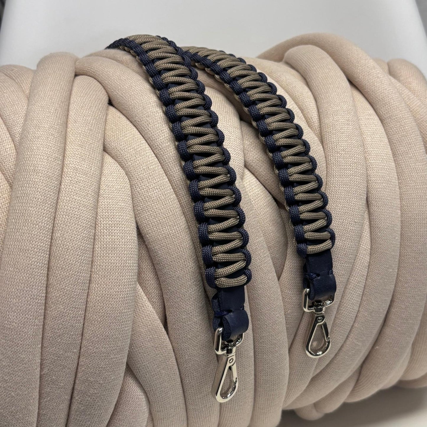Paracord-Ledergriffe von Louisa & Zoe
