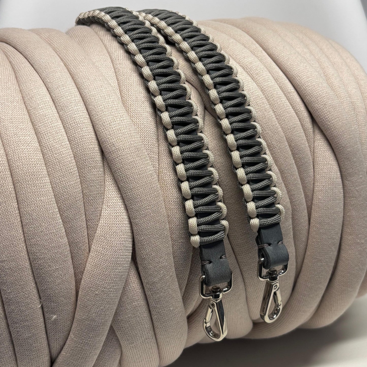 Paracord-Ledergriffe von Louisa & Zoe