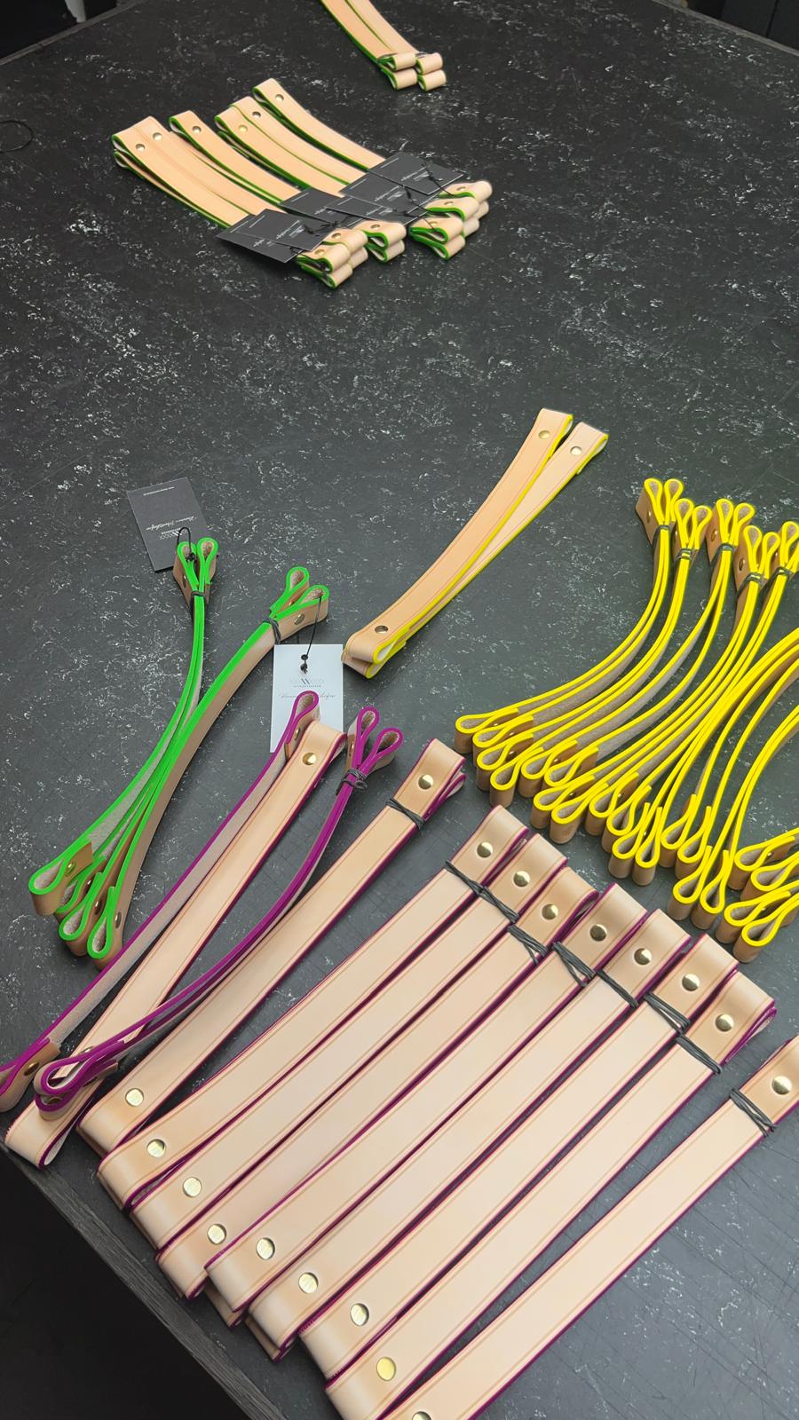 Poignées en cuir « Summer handles » avec bords teintés en 4 couleurs