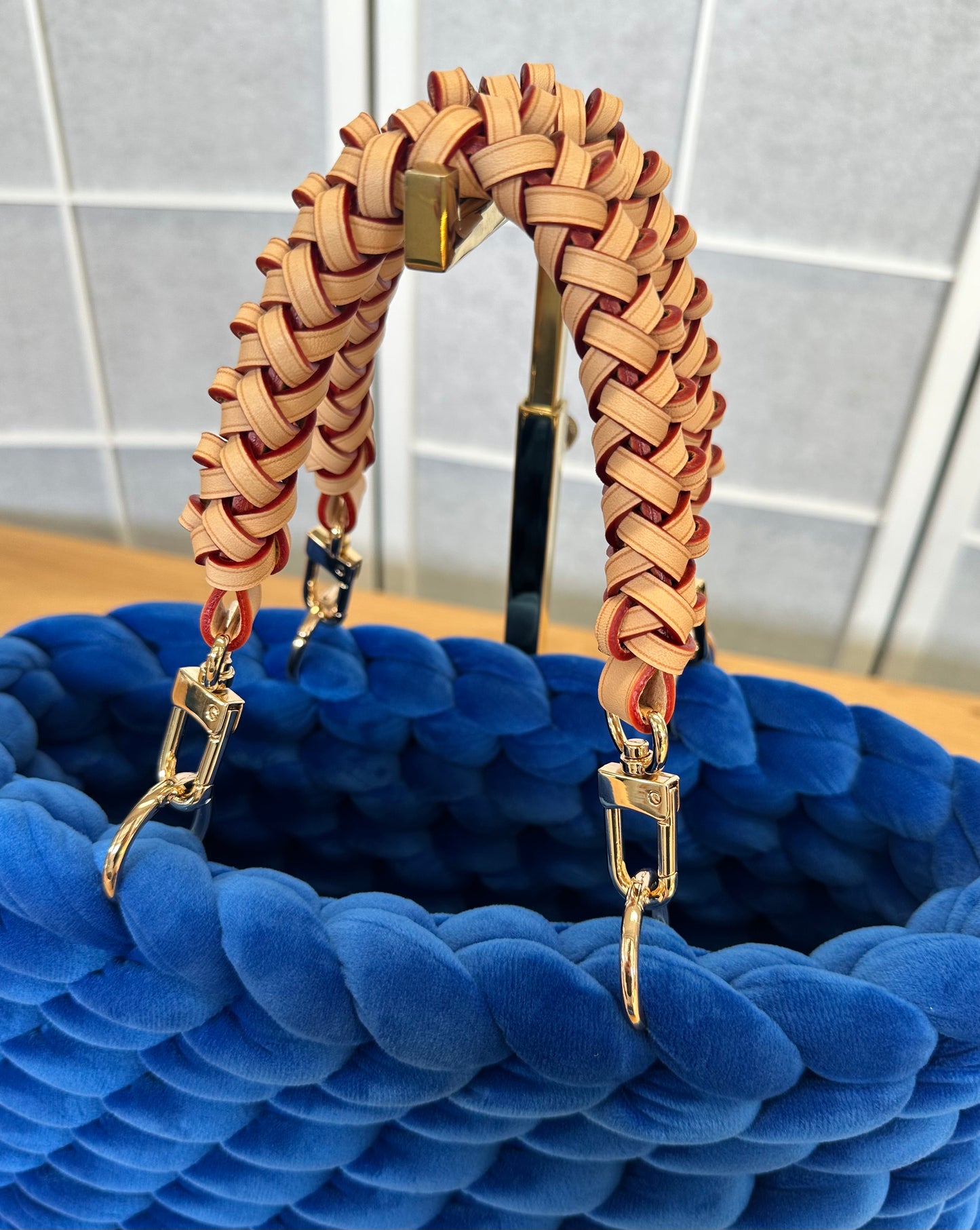 Sac en grosse maille en velours bleu roi avec poignées en cuir tressé et trousse à maquillage en velours Nitiknitti (la couleur peut varier)