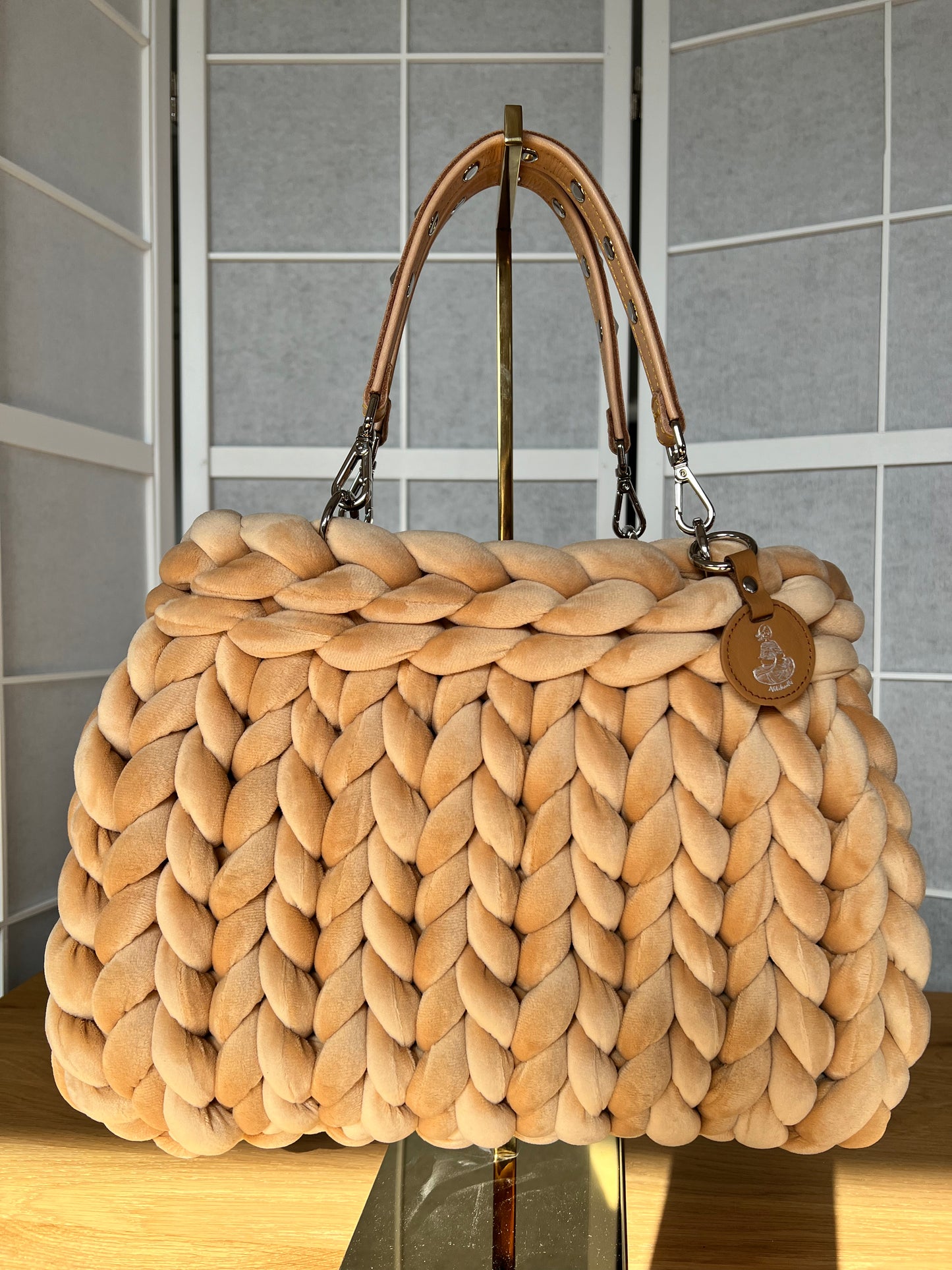 Sac Pillow en velours gris clair avec bandoulière Louisa & Zoe