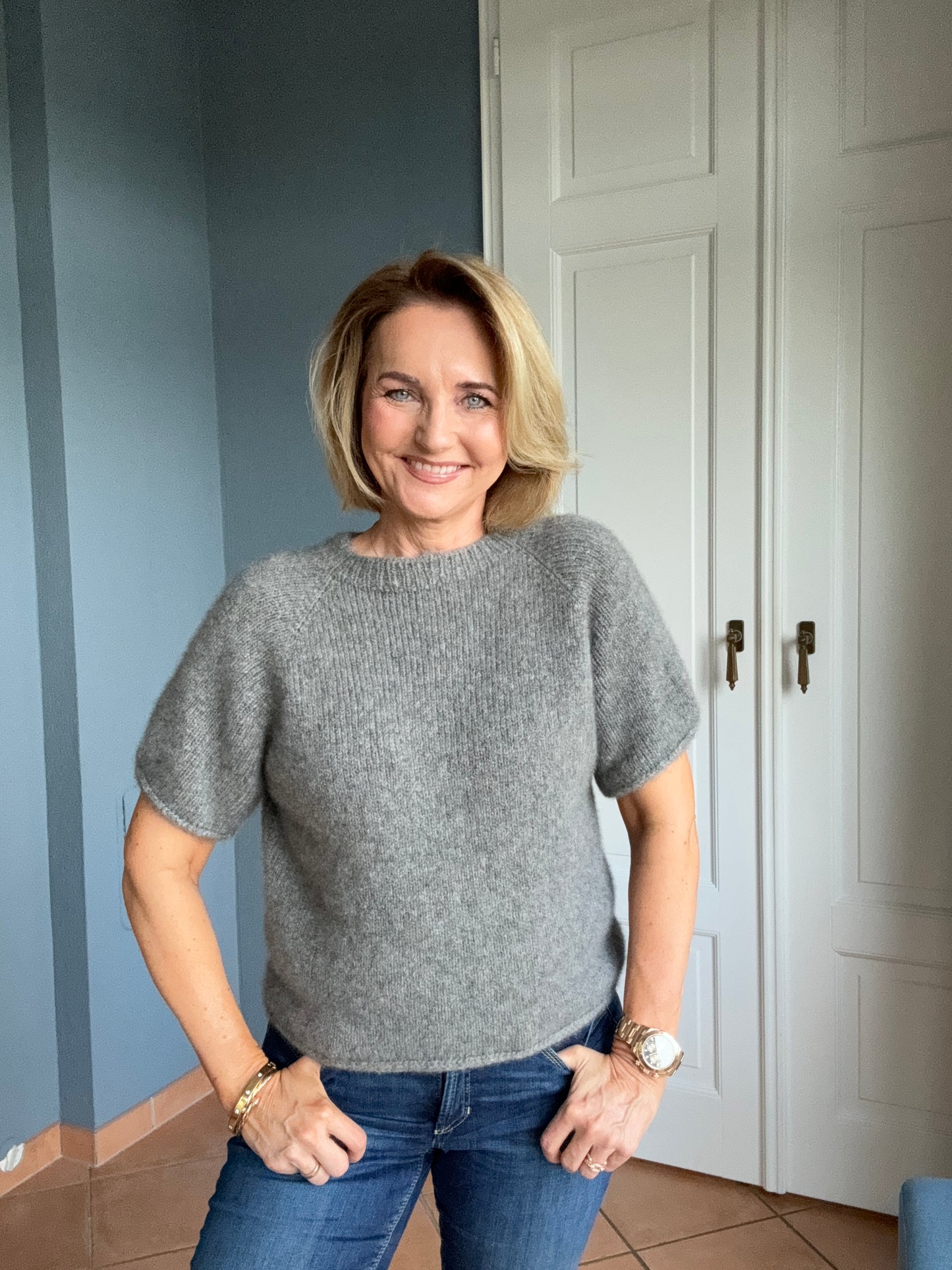 Modèle de tricot pour le pull à manches courtes de Nitis avec Cashmere AIR ; maintenant avec 2 longueurs de manches