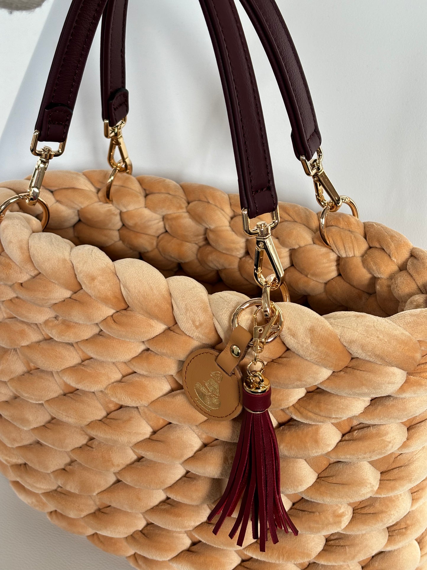 Sac classique en grosse maille en velours bleu royal avec poignées en cuir tressé et trousse à maquillage en velours Nitiknitti