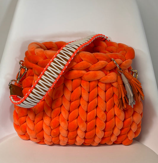 Grobstricktasche Pillow Bag in Samt Orange mit Louisa&Zoe Schultergurt