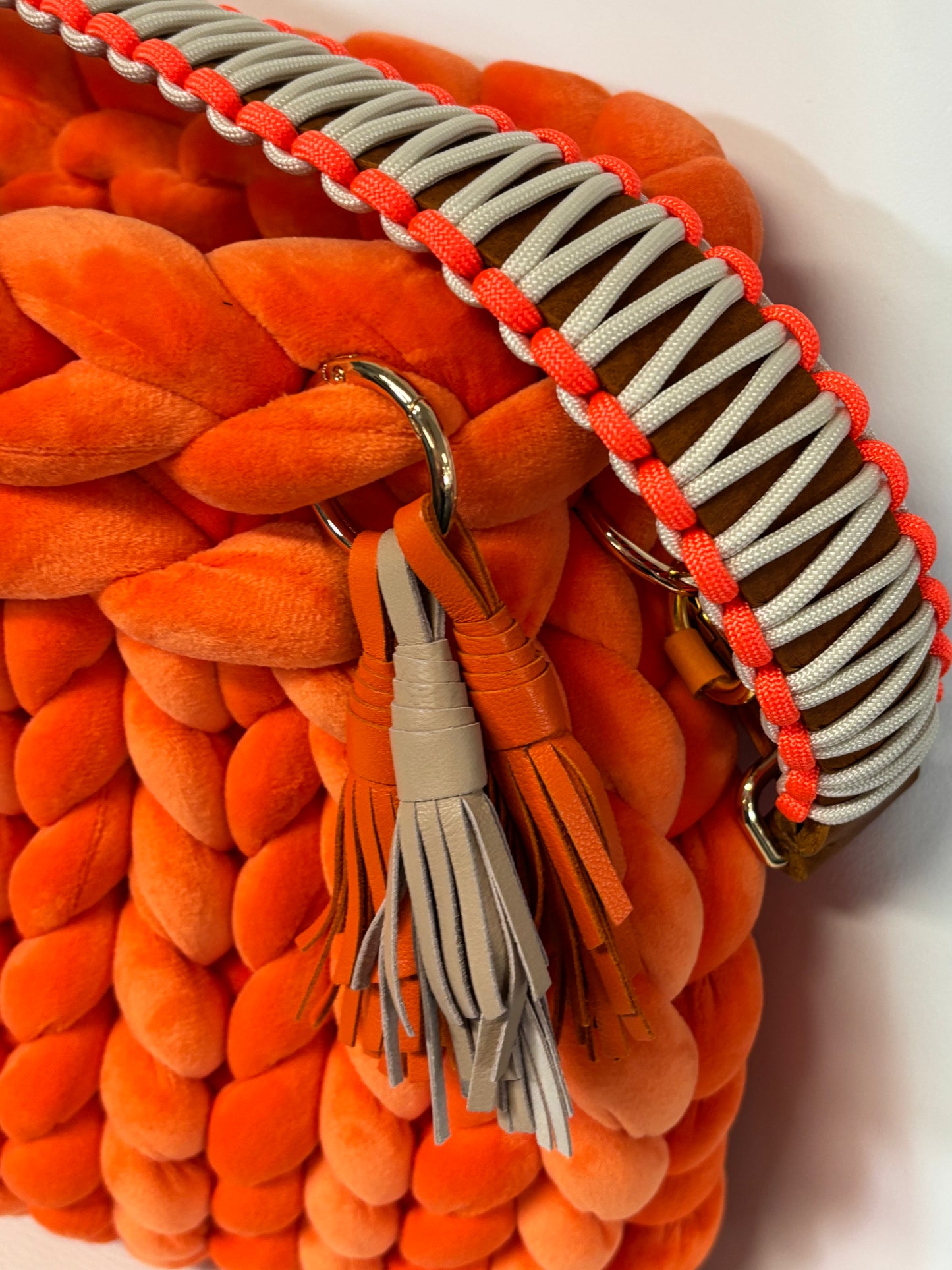 Sac classique en grosse maille en saumon frais avec poignée Nordseil, garniture dorée