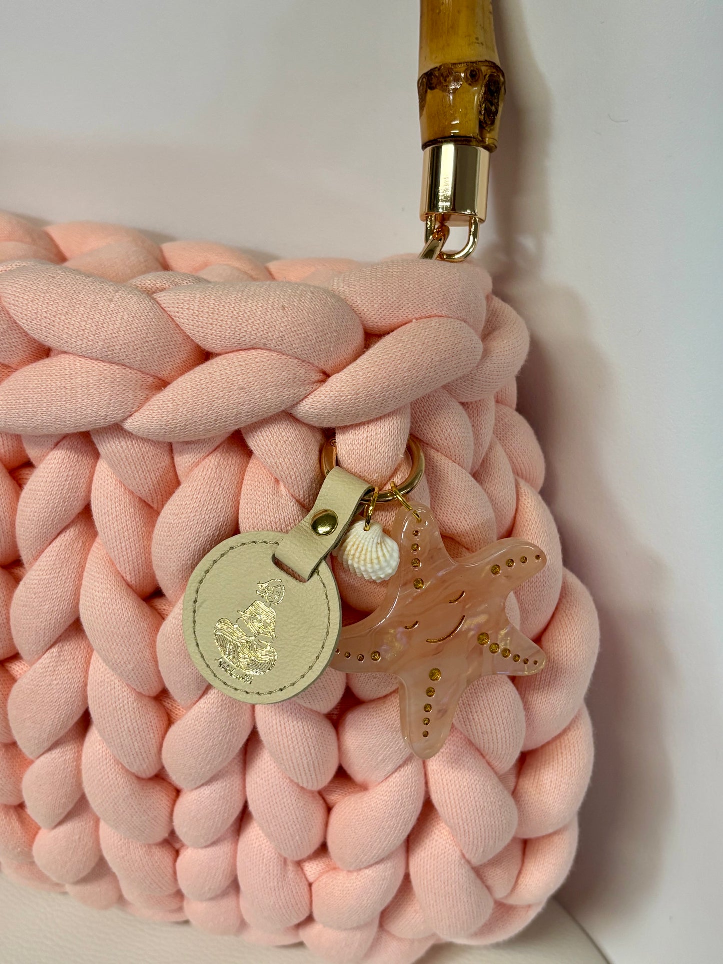 Sac classique en grosse maille en saumon frais avec poignée Nordseil, garniture dorée