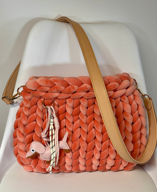 Grobstricktasche große Pillow Bag in Samt Hummer mit Crossbody-Gurt von OSDesign - !!Einzelstück!!-