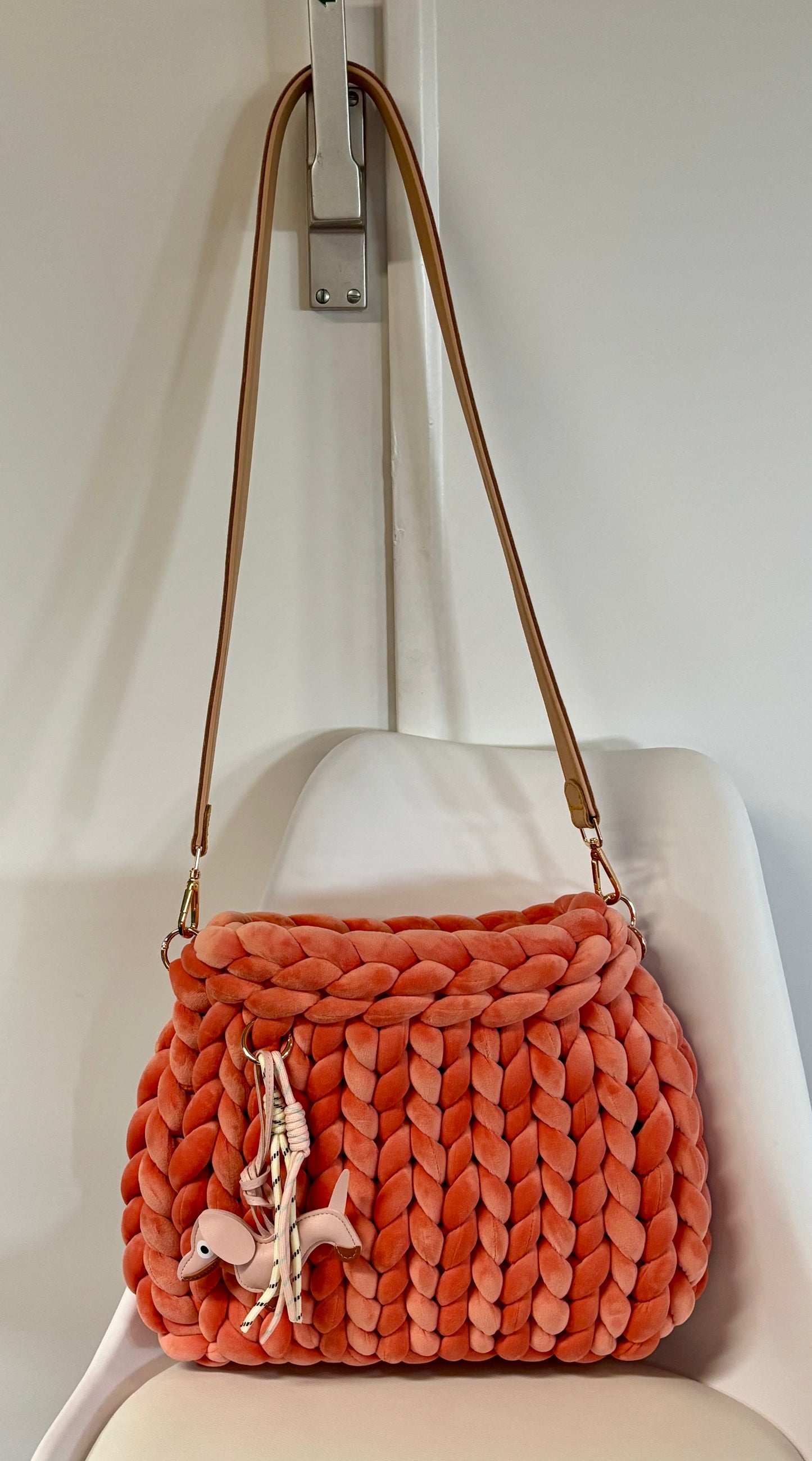 Grobstricktasche große Pillow Bag in Samt Hummer mit Crossbody-Gurt von OSDesign - !!Einzelstück!!-