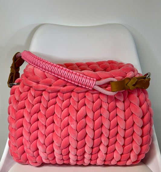 Grobstricktasche große Pillow Bag in Samt Pink mit Schultergurt von Louisa&Zoe