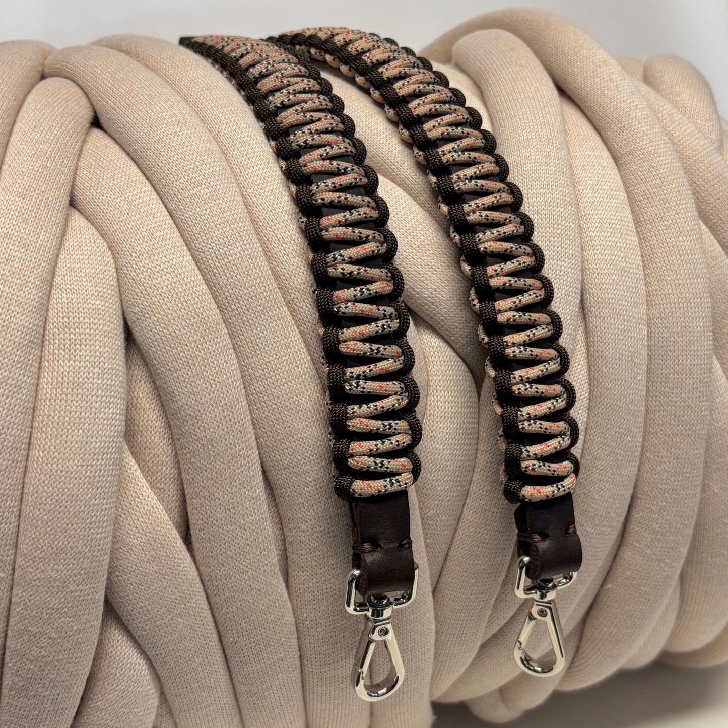 Paracord-Ledergriffe von Louisa & Zoe