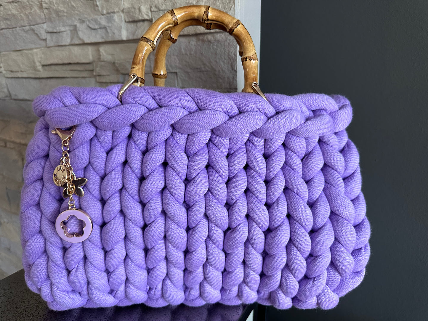 Pillow Bag M Lilas avec petites anses en bambou et pendentif