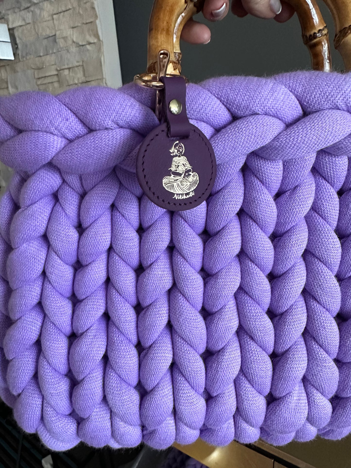 Pillow Bag M Lilas avec petites anses en bambou et pendentif