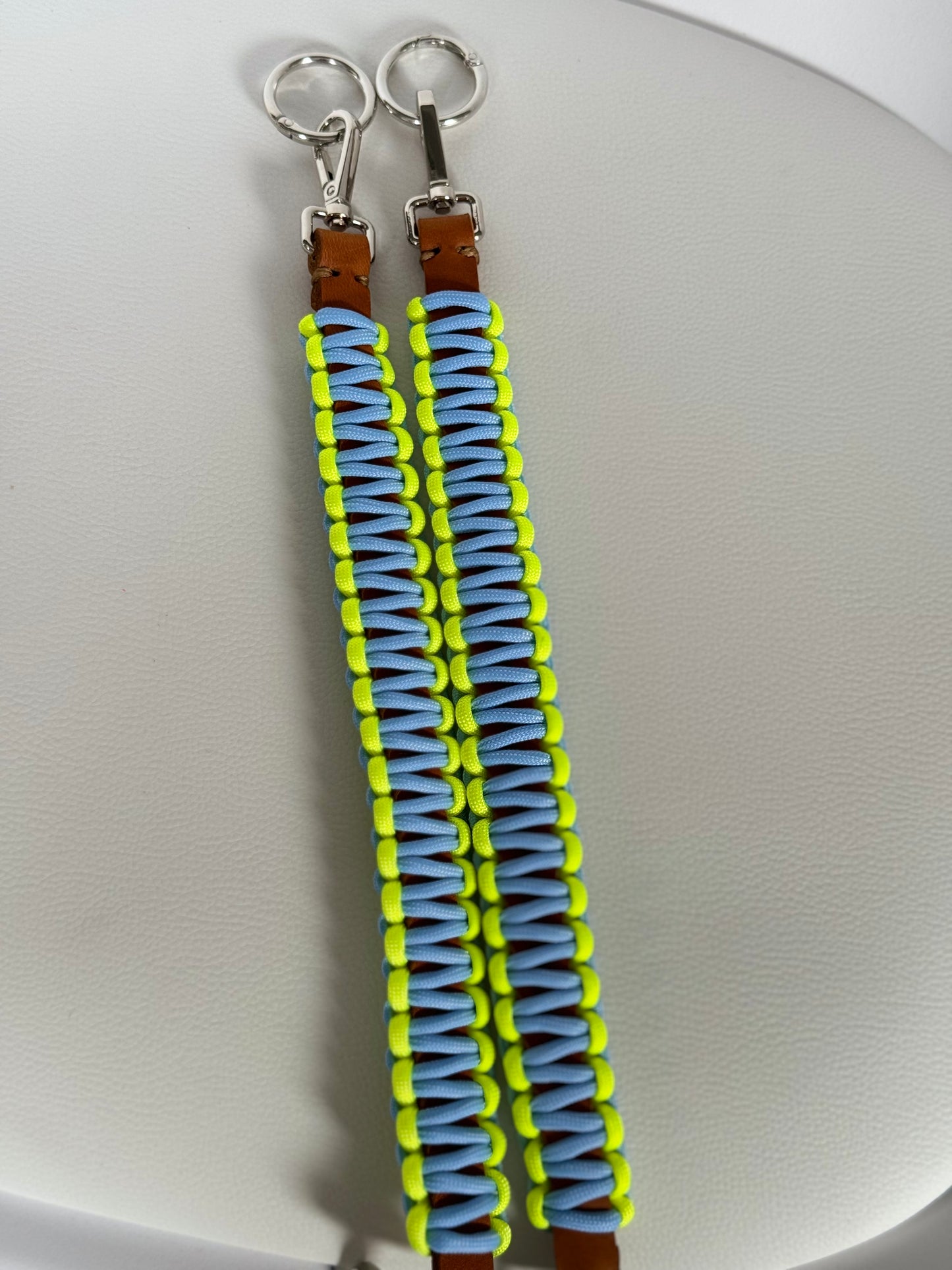 Paracord-Ledergriffe von Louisa & Zoe