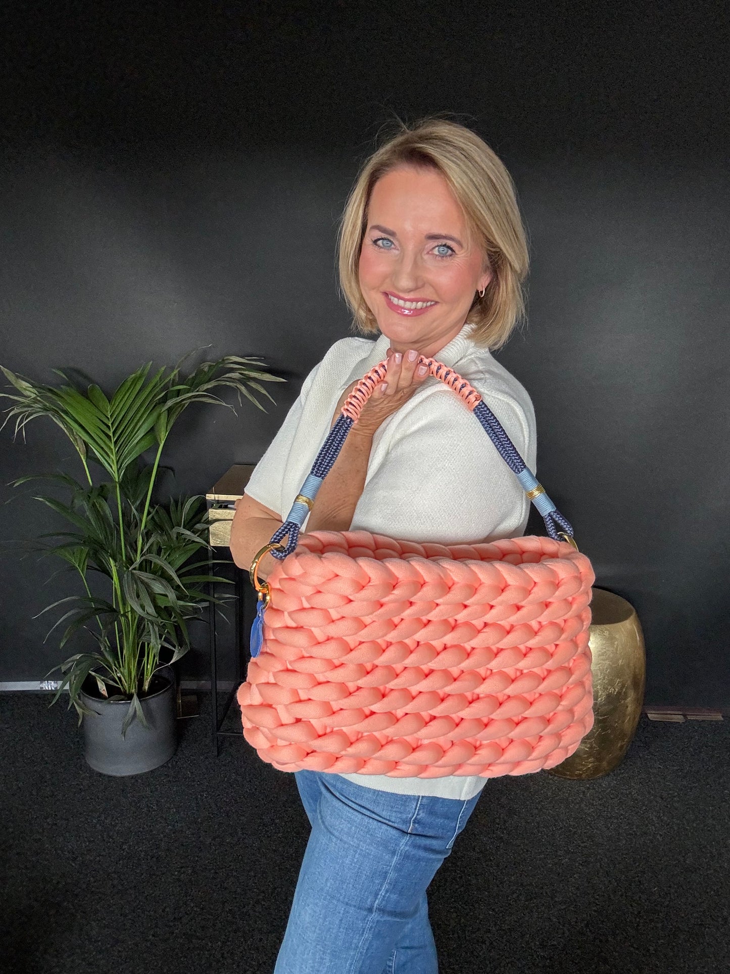 Chunky knit bag classic in fresh salmon with Nordseil handle, hardware in gold