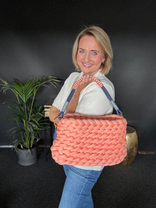 Chunky knit bag classic in fresh salmon with Nordseil handle, hardware in gold