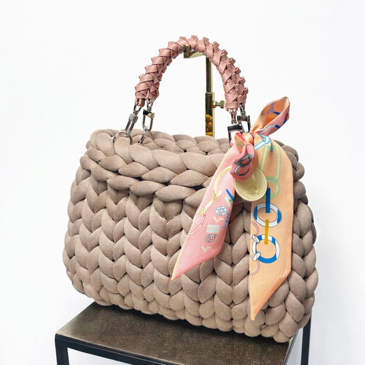 Grobstricktasche Pillow Bag in Premium Cotton Hardwood mit geflochtenen Ledergriffen