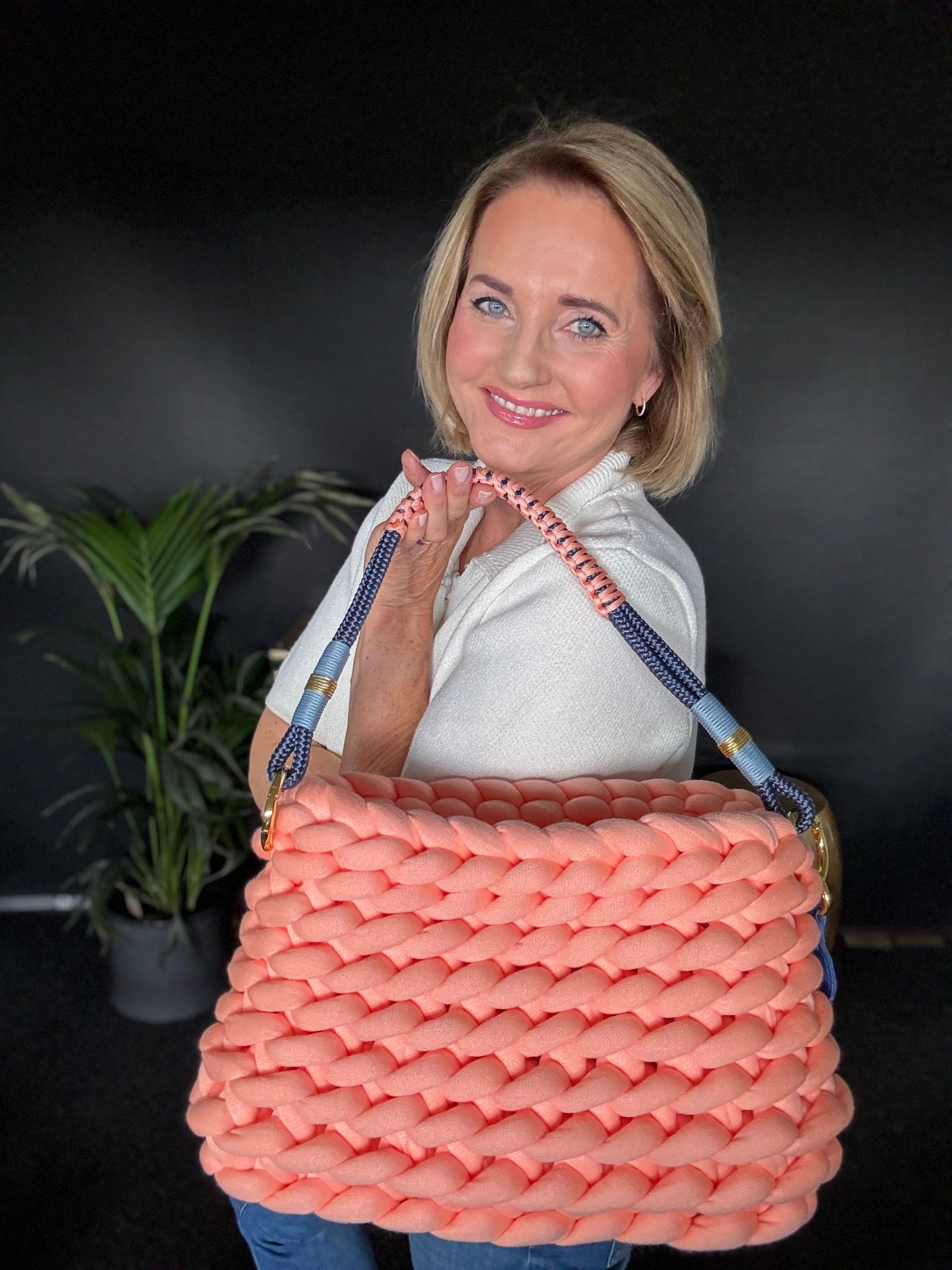 Chunky knit bag classic in fresh salmon with Nordseil handle, hardware in gold