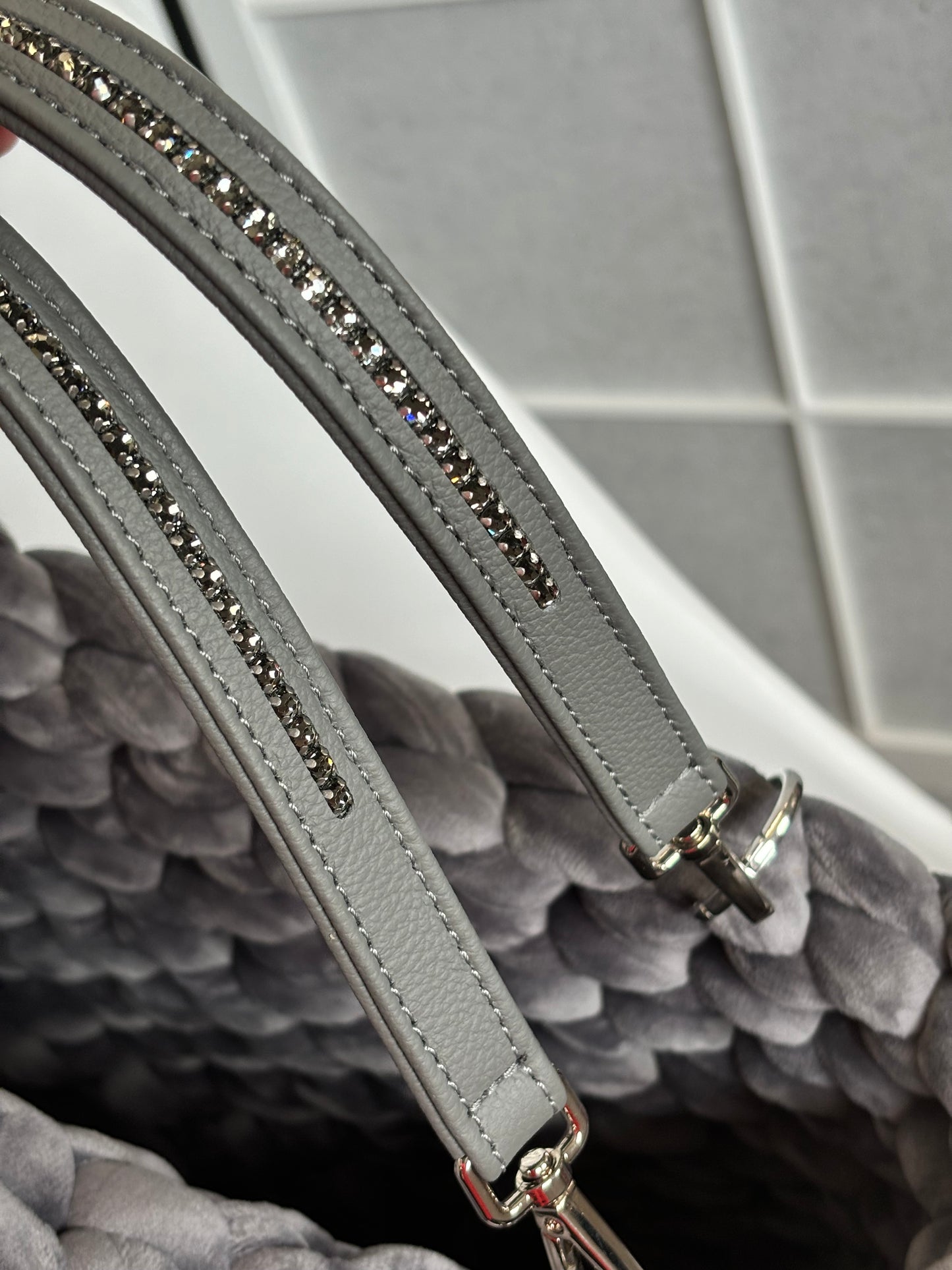 Grobstricktasche Klassik in Samt mit Griffen von OSDesign mit Swarovski-Kristallen