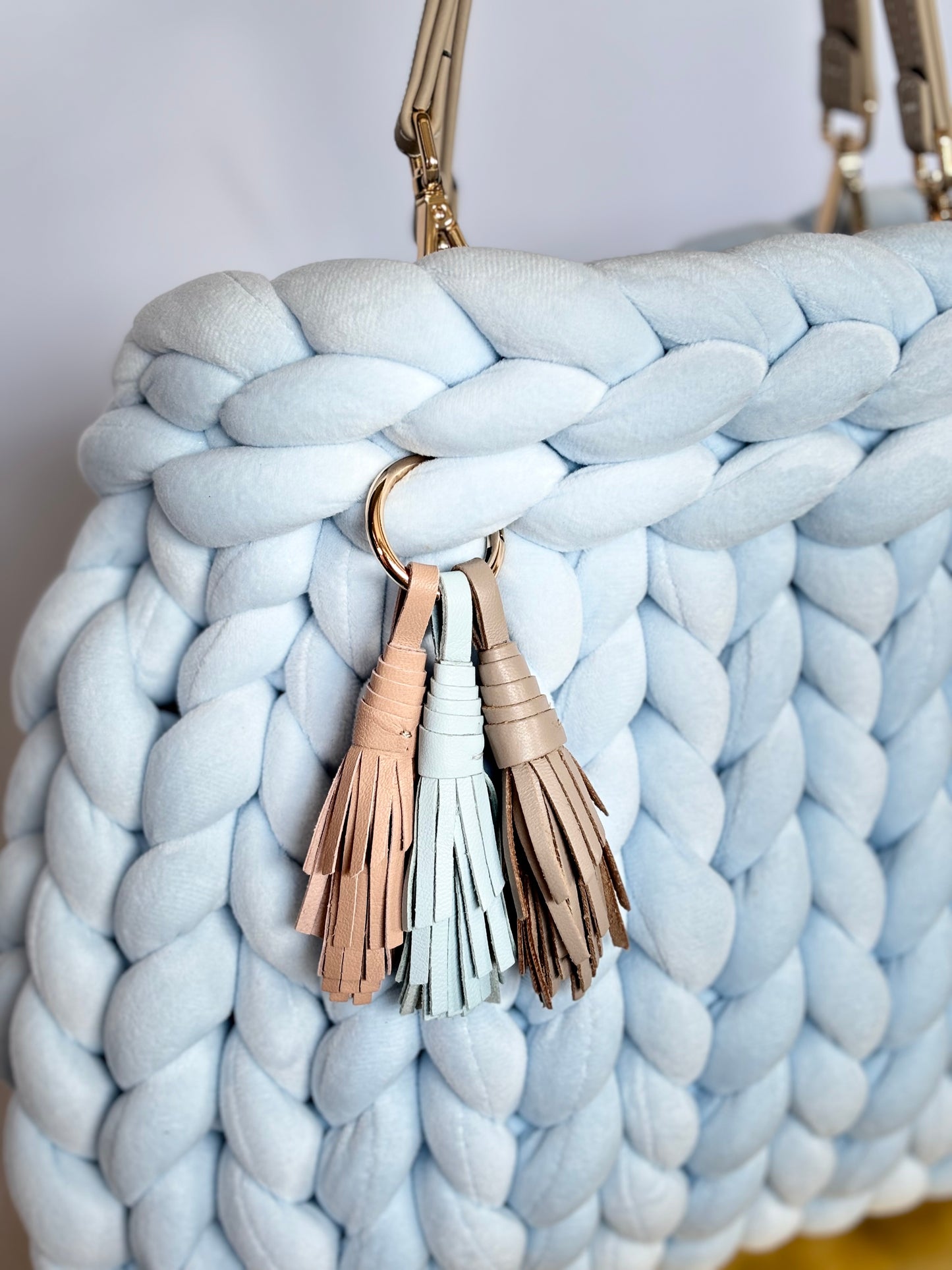 Pillow Bag in Samt in der Farbe hellblau mit Ledergriffen von OSdesign