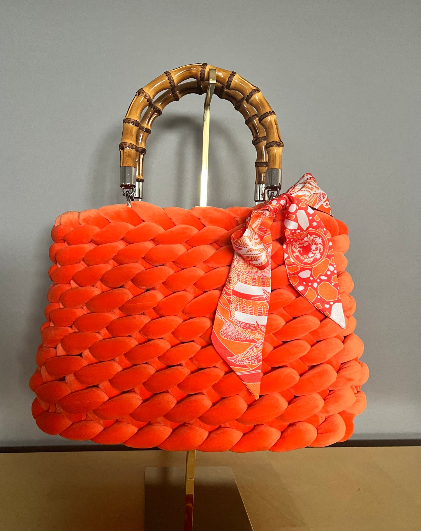 Grobstricktasche Klassik in Samt Orange mit Bambusgriffen silberne Hardware