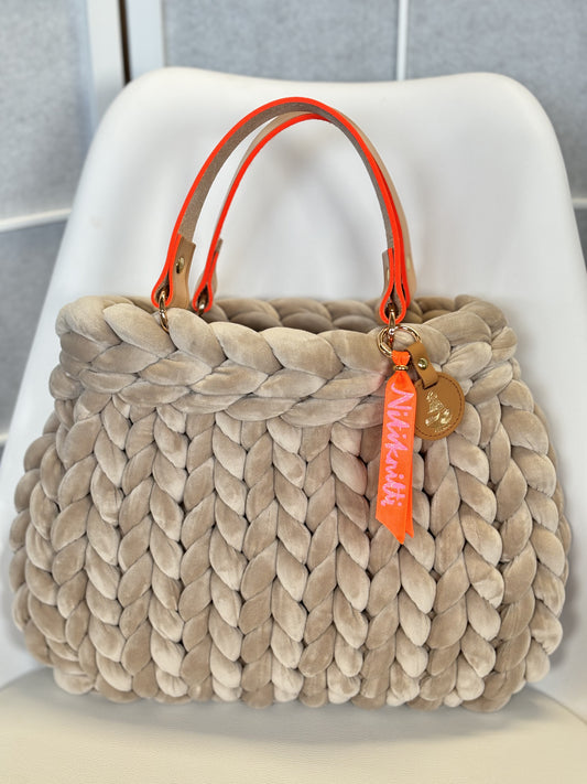 Pillow Bag in Samt in der Farbe Greige mit Sommergriffen Neon Orange