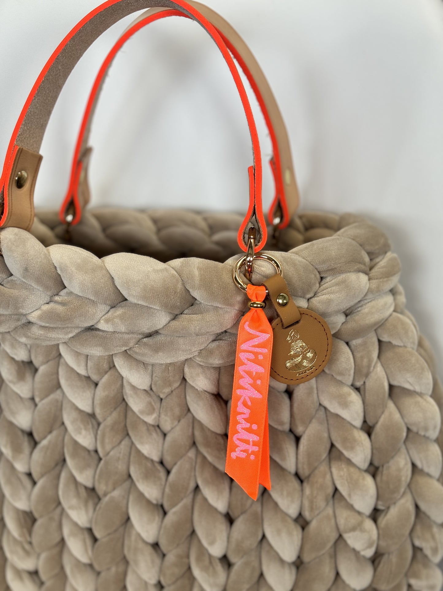 Pillow Bag in Samt in der Farbe Greige mit Sommergriffen Neon Orange