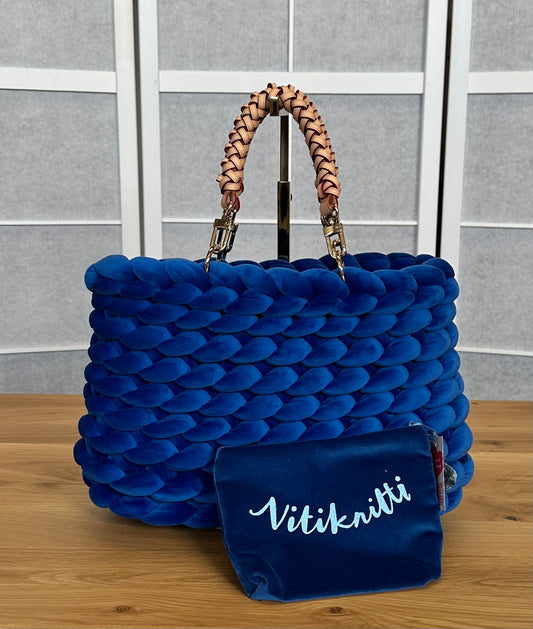 Grobstricktasche Klassik in Samt Royal Blau mit geflochtenen Ledergriffen und Nitiknitti Samt-Kosmetiktäschchen (die Farbe kann hier variieren)