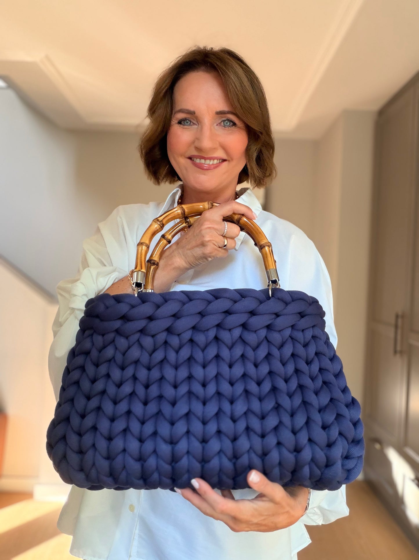 Pillow Bag dunkelblau mit Bambusgriffen - Hardware Silber