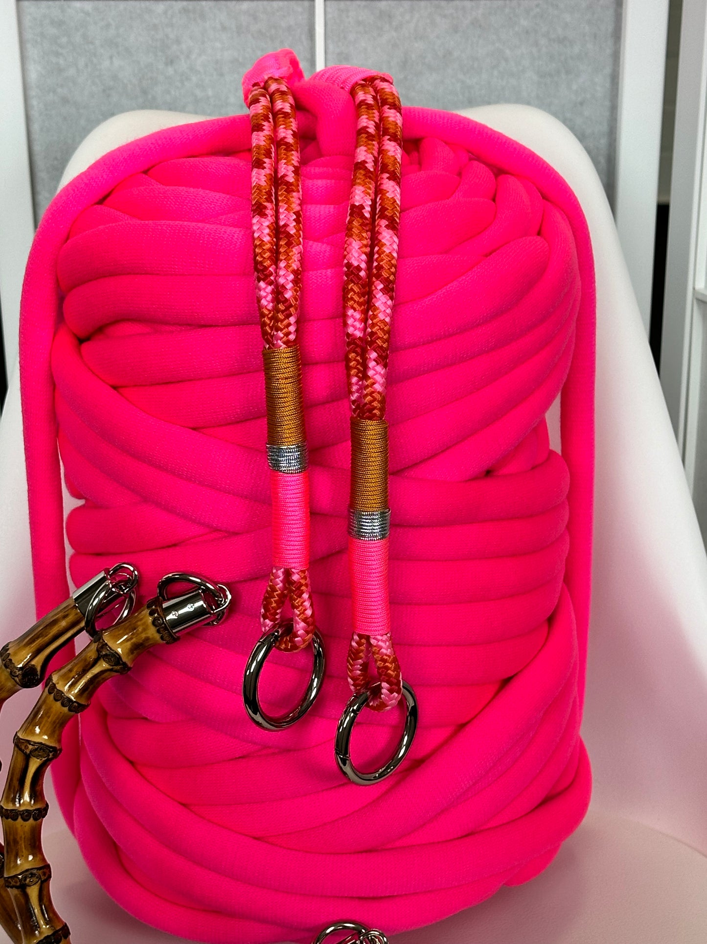 Materialpaket: Neon Pink mit Nordseil Crossbodygurt und 1 Paar große Bambusgriffe, Hardware in Silber