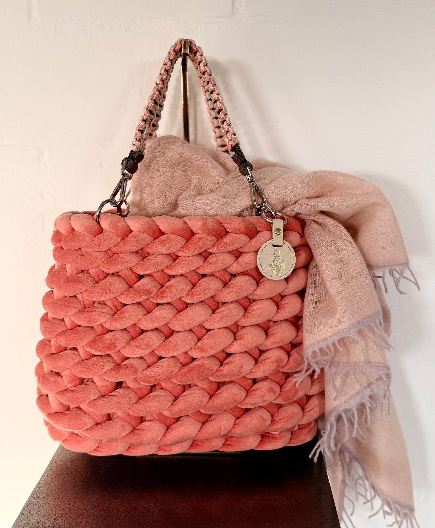 Grobstricktasche Klassik in Samt in der Farbe Hummer mit Griffen von Louisa & Zoe