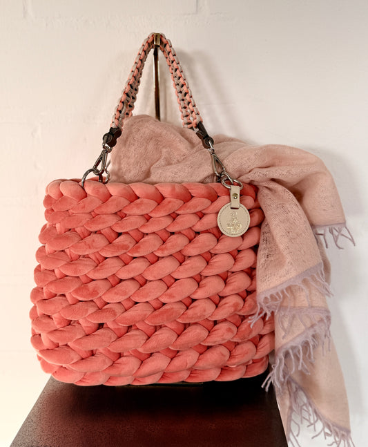Sac en grosse maille de velours bordeaux classique avec anses, signé Louisa & Zoe