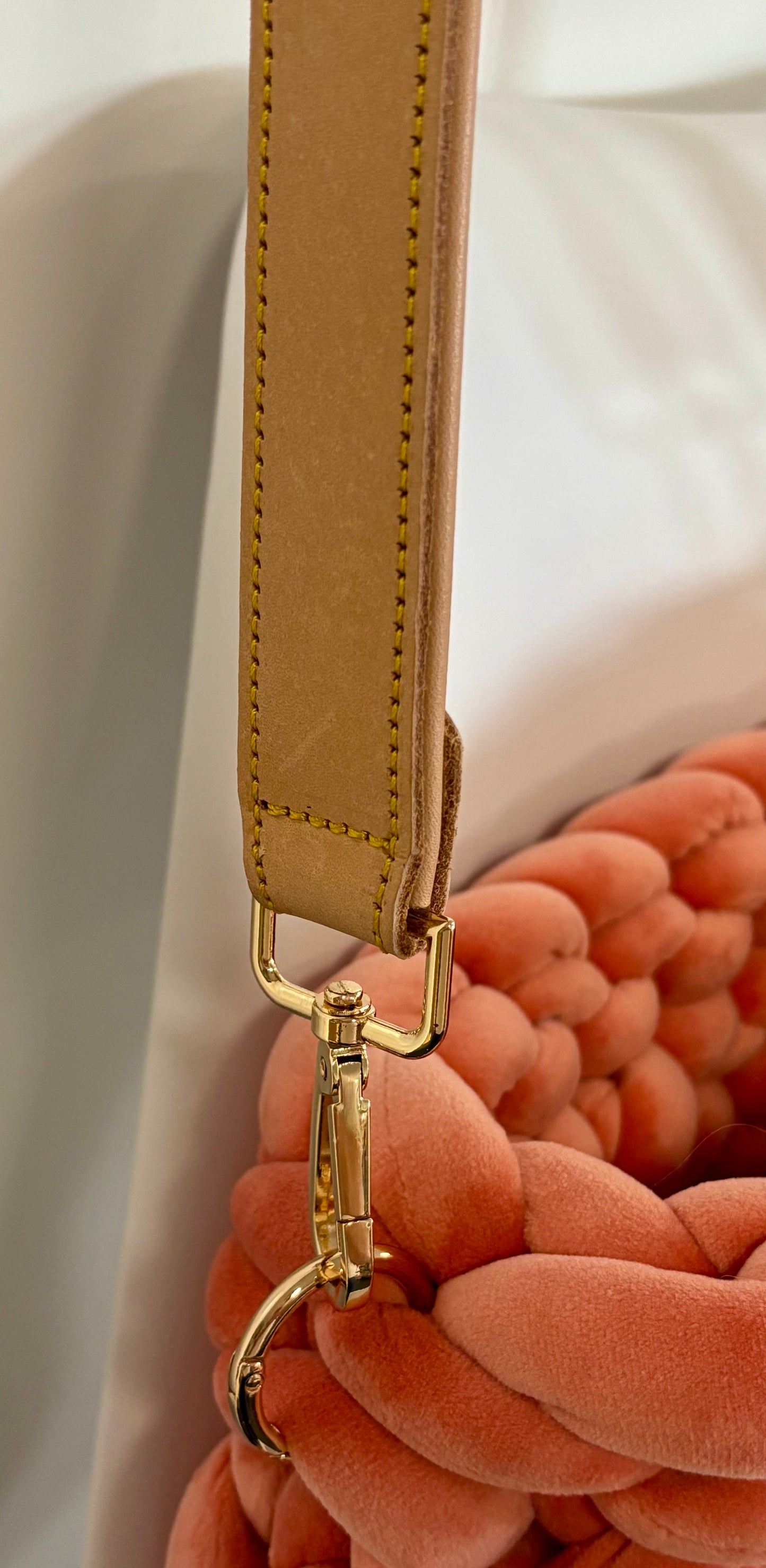 Grobstricktasche große Pillow Bag in Samt Hummer mit Crossbody-Gurt von OSDesign - !!Einzelstück!!-