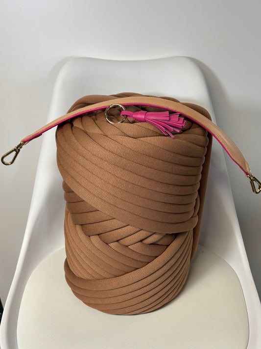 Materialpaket: 1 Ballen (2kg) Farbe Terrosso (Premium Cotton) mit einem Schultergurt von OSDesign