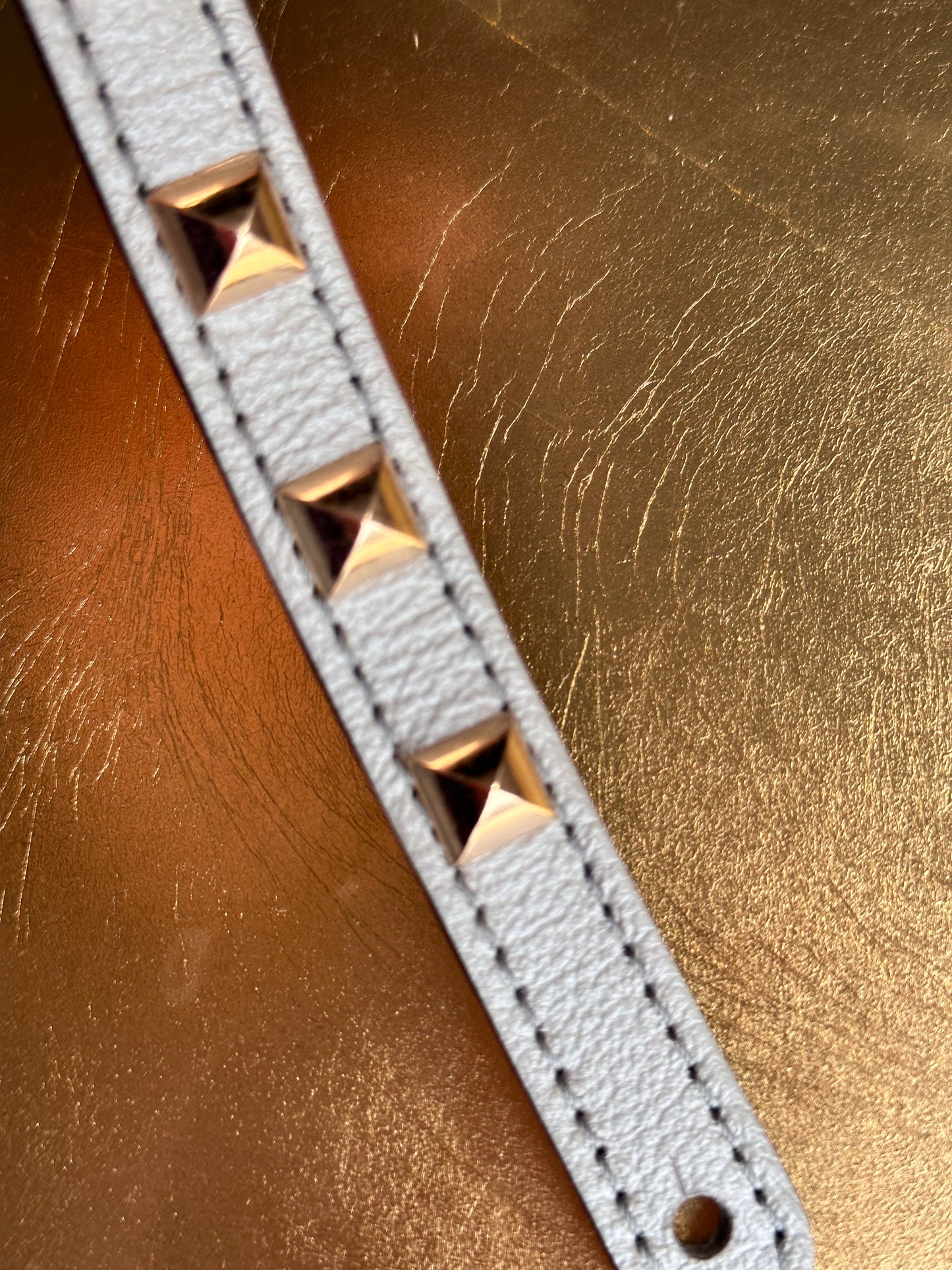 Lederarmband mit Pyramidennieten