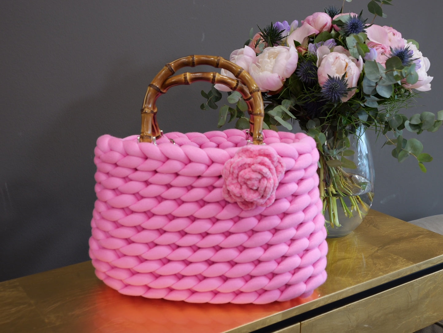 Grobstricktasche Klassik „Flamingo“ mit Bambus – Nitiknitti Shop